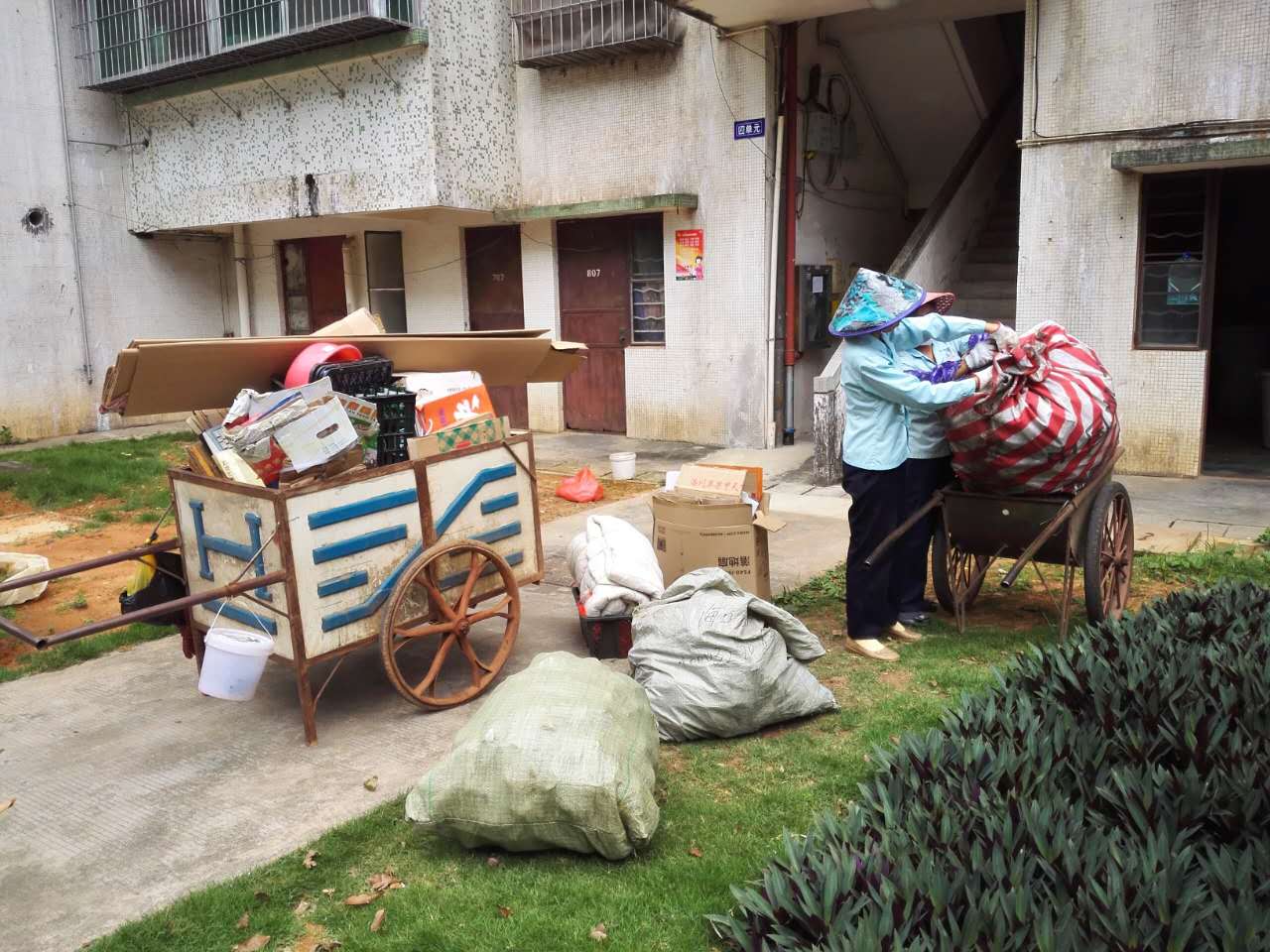 助力"双创",兴苑物业公司开展垃圾分类回收工作