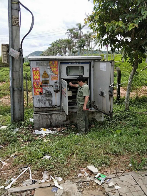 1维修人员检查变电柜.jpg