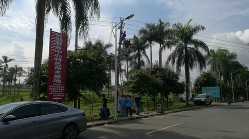 2维修人员修复路灯.jpg