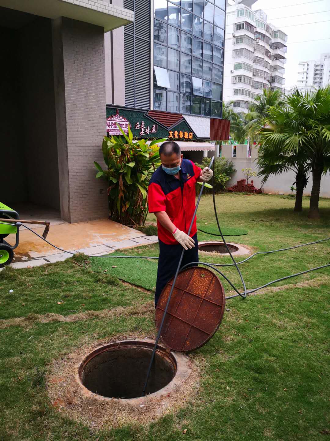 海口兴苑物业工程部人员进行污水管道排查疏通.jpg