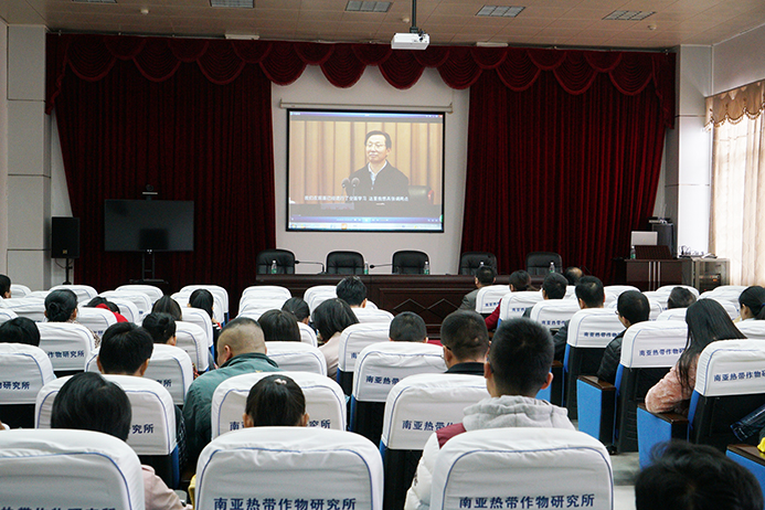 DSC03053-2017.12.22全体党员认真观看韩长赋部长在农业部宣讲党的十九大精神报告会实况.jpg