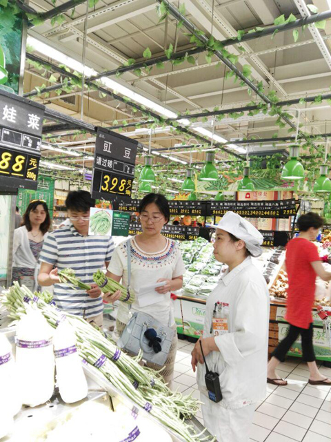 在超市进行抽样检测.jpg