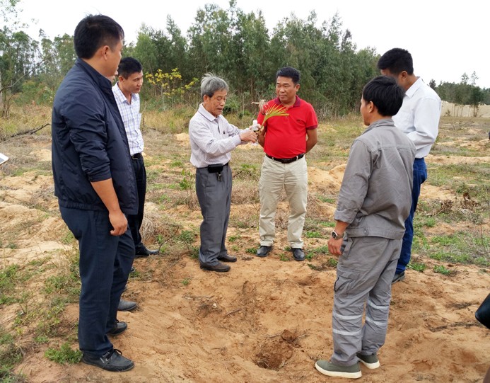 许月发老同志为昌江县农户提供椰子技术指导1.jpg