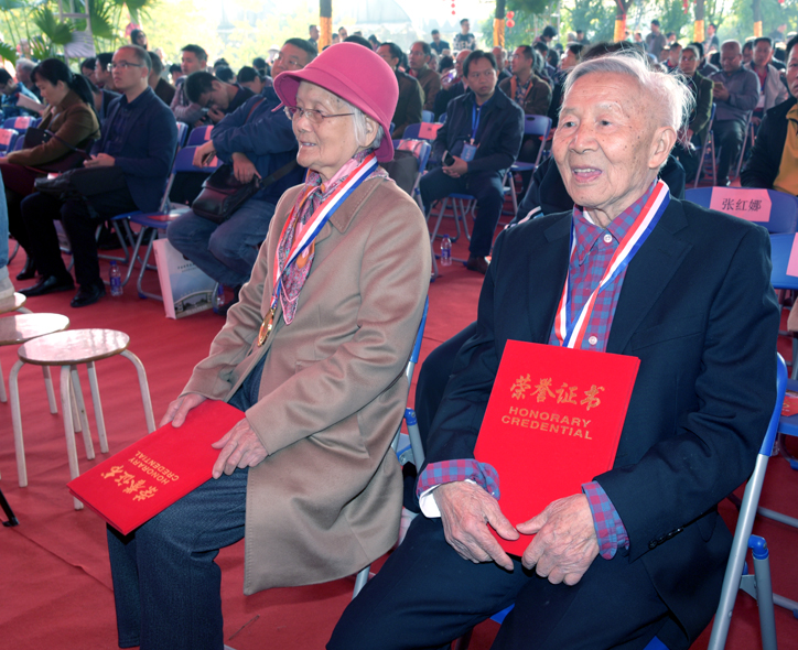 DSC_9452-南亚所建所65周年交流活动授予王东桃、谢恩高“突出贡献奖”.jpg