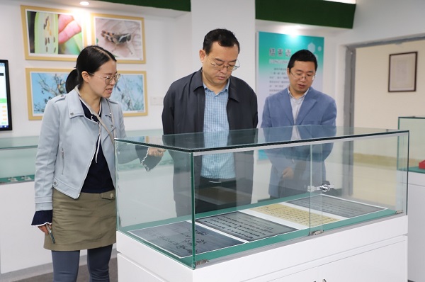 2-参观文献展示馆-改.jpg