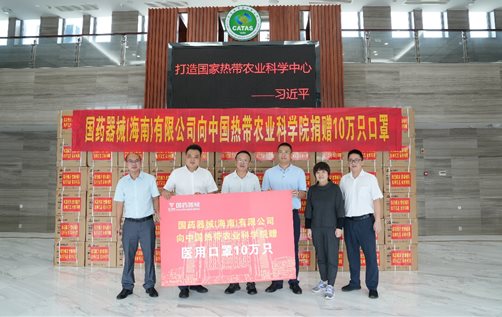 一群人站在建筑前&#xA;&#xA;低可信度描述已自动生成