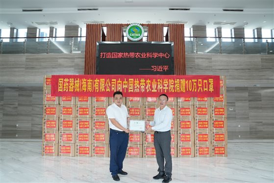 图片包含 建筑, 男人, 骑, 站&#xA;&#xA;描述已自动生成